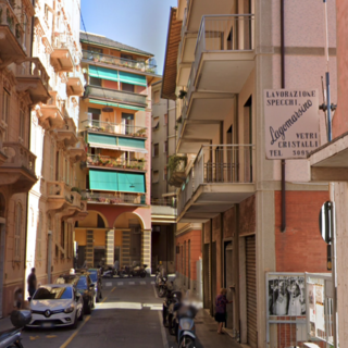 Sulla destra la palazzina di via Marsala a Chiavari teatro del delitto