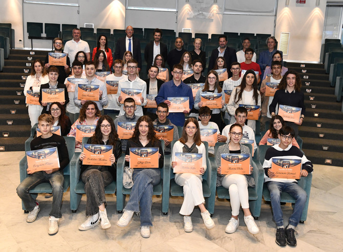 I ragazzi che hanno ricevuti i sussidi di studio dalla Cassa Edile (Foto Laura Atzeni)