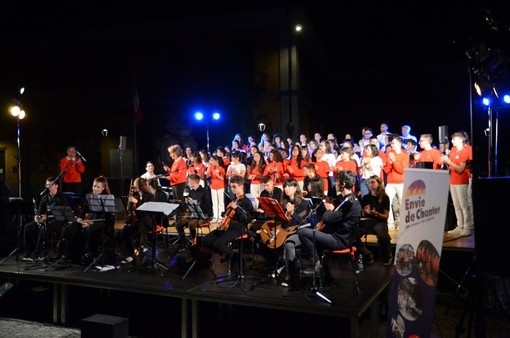 Vent'anni del coro “Envie de Chanter”, attraverso la musica che unisce una comunità