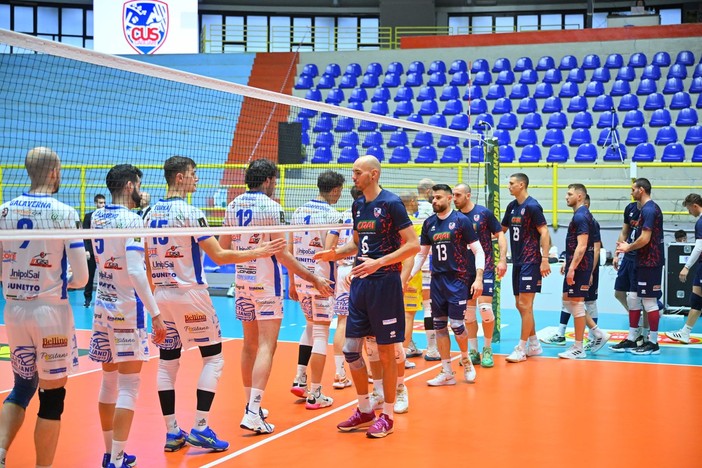 Le due formazioni in campo (Foto Lega volley)