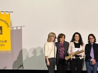 La consegna del premio &quot;Rivela una gemma&quot; a Nicole Robasto . Da sinistra Emanuela Gallo, Tiziana Somà, Nicole Robasto, Alessandra Cussa, Alessandra Piano