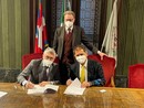 Il sindaco Carlo Bo con PierPaolo Carini e Giuseppe Rossetto al momento della firma del contratto pluriennale ad inizio 2022