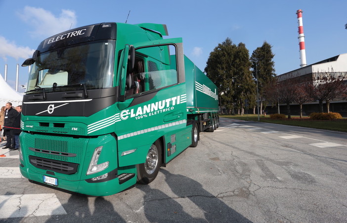 Il vetro di Agc attraverserà Cuneo sul primo camion elettrico del gruppo Lannutti [FOTO E VIDEO]