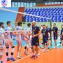 Le due formazioni in campo (Foto Lega volley)