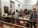 La sala del Consiglio comunale di Cuneo, quasi vuota, durante la conferenza dei capigruppo