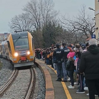 L'arrivo del primo treno sabato scorso a Costigliole Saluzzo