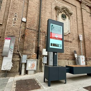 Targate Cuneo le sei panchine 'Smart' installate nel centro storico di Chieri