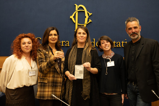 Da sinistra Giulia Giordano, presidente della cooperativa Fiordaliso, Laura Boldrini e Chiara Gribaudo, con i due protagonisti del lungo cammino Eva Garelli e Pietro Vertamy