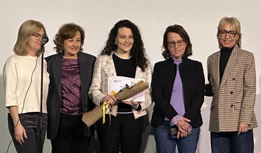 La consegna del premio &quot;Rivela una gemma&quot; a Nicole Robasto . Da sinistra Emanuela Gallo, Tiziana Somà, Nicole Robasto, Alessandra Cussa, Alessandra Piano