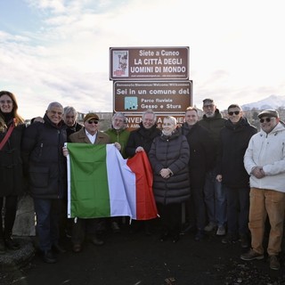 Da oggi Cuneo ha un nuovo cartello stradale: quello con cui gli Uomini di Mondo danno il benvenuto in città!