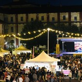 Un'immagine di C'é Fermento nel grande cortile della ex Caserma Musso