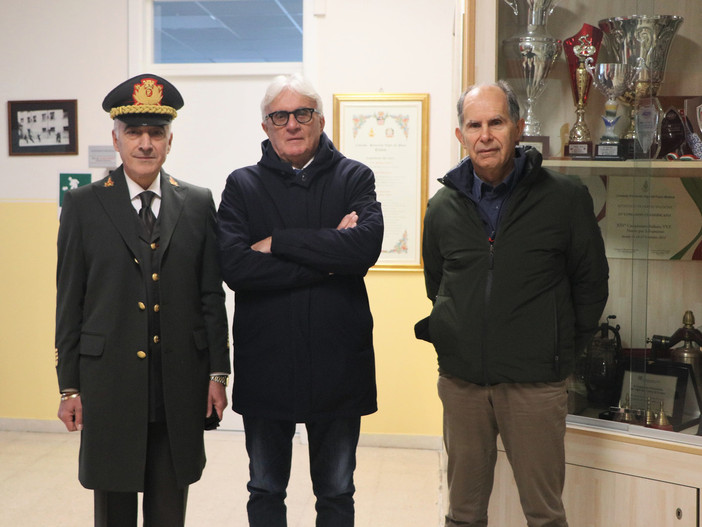 Nella foto a sinistra Corrado Romano, comandante dei vigili del fuoco di Cuneo, a destra Aldo Abello, referente provinciale Associazione vittime della strada e Valter Aimar e vigile del fuoco e collaboratore  dell'associazione