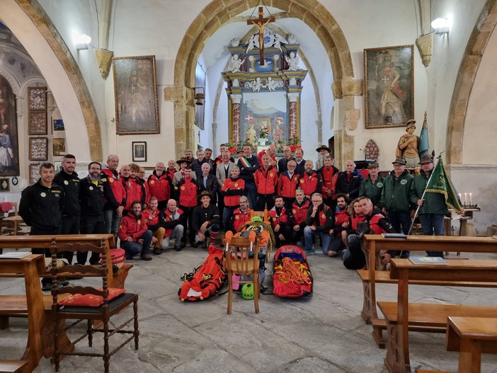 Foto di gruppo nel Santuario di San Chiaffredo a Crissolo per la messa in suffragio dei caduti della montagna e per il 70° anniversario del Soccorso Alpino - Ph Claudia Abburà e Davide Giordano