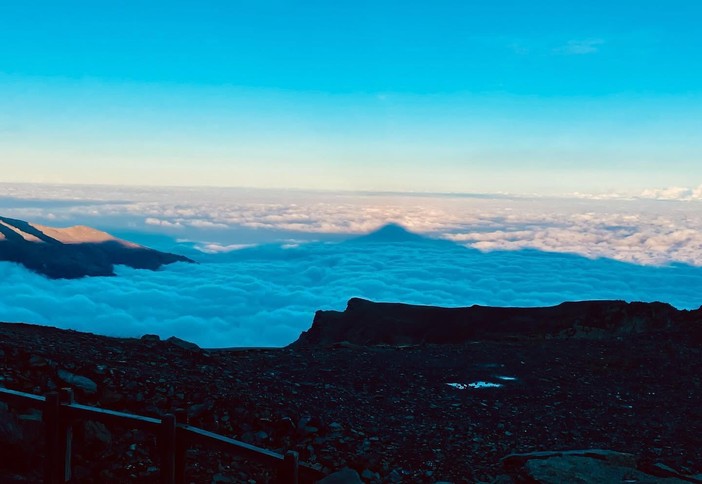 Il Monviso e la sua ombra su un mare di nuvole: lo scatto del gestore del rifugio &quot;Quintino Sella&quot;