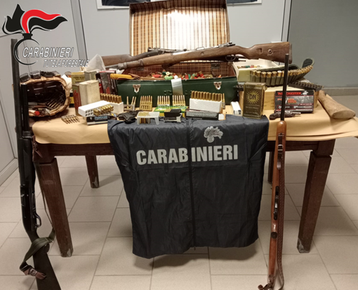 Trenta tra fucili, carabine  e pistole ritirate nel Braidese  dai Carabinieri Forestali