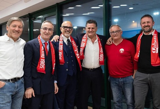 Foto di gruppo per ufficializzare la collaborazione tra le due realtà