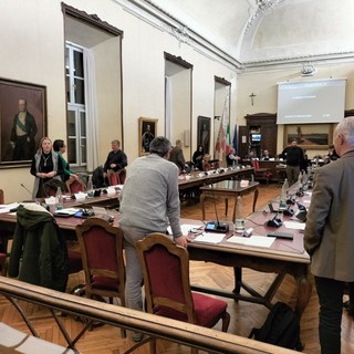 La sala del Consiglio comunale di Cuneo, quasi vuota, durante la conferenza dei capigruppo