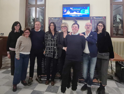 Saluzzo, Carnevale 2024 foto di gruppo delle maschere con la nuova Castellana Silvia Ghione