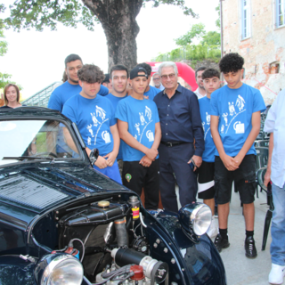 Giorgetto Giugiaro con alcuni dei ragazzi che hanno curato il restauro della &quot;Topolino&quot; per Mondoì e Motori 2023