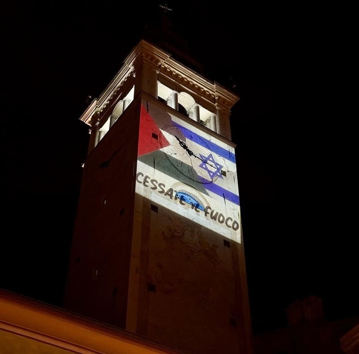 Sulla Torre Civica di Cuneo l’appello alla pace