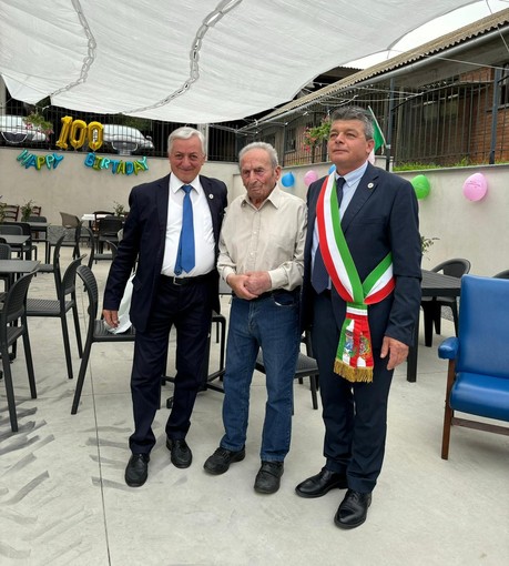 Da sinistra: l'Assessore Carlo Gabetti, il centenario Carlo Canis ed il sindaco Claudio Raviola