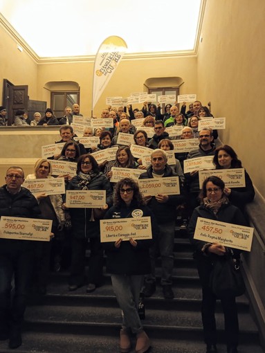 Saluzzo: foto di gruppo dopo la consegna dei contributi alle associazioni partecipanti al Fitwalking del cuore 2025