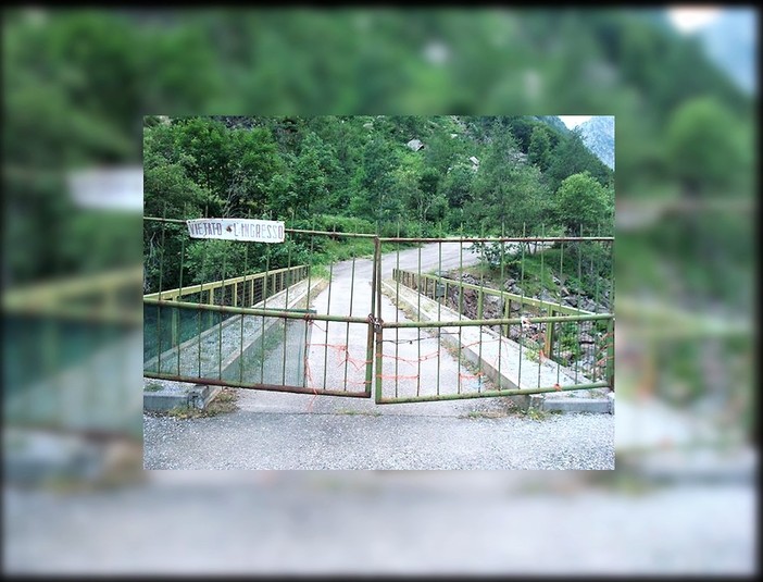 Il cancello che blocca l'accesso a quello che doveva essere il cantiere del traforo del Mercantour