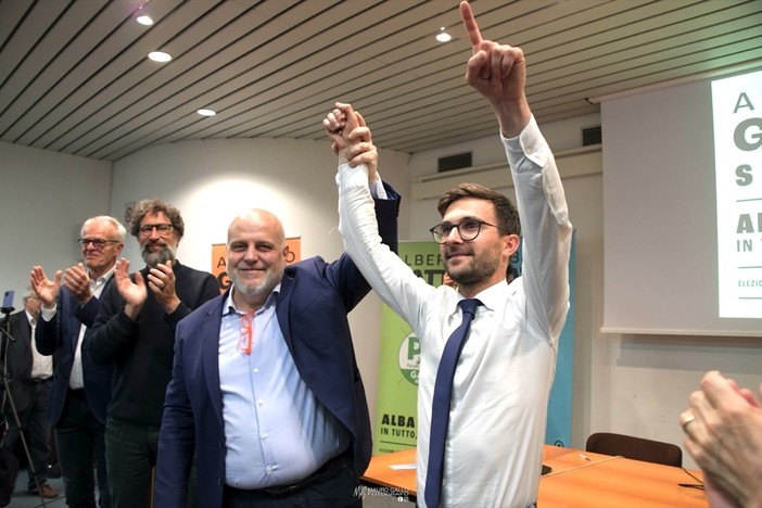 L'ex primo cittadino Maurizio Marello con Alberto Gatto, nuovo sindaco di Alba