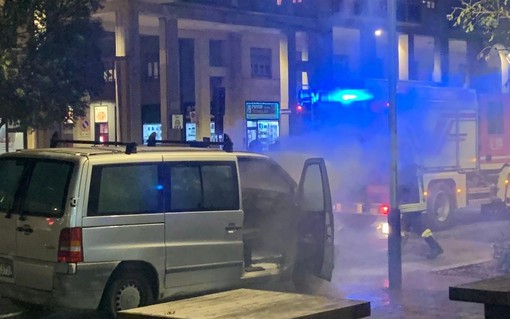 Cuneo, principio d'incendio di un furgone in corso Giolitti