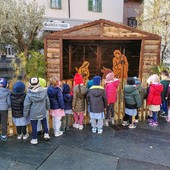 Saluzzo la  capanna di Natale in piazza Vineis. Foto tratta dal gruppo facebook Sei di Saluzzo se  - ph Bruno Comba