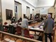 La sala del Consiglio comunale di Cuneo, quasi vuota, durante la conferenza dei capigruppo
