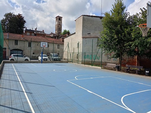 Peveragno, dopo una lunga chiusura riapre il campetto da basket di via San Giorgio