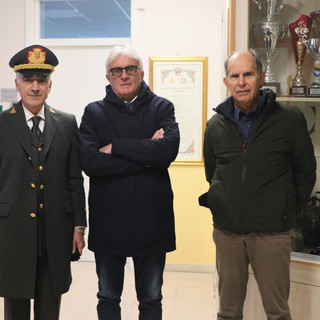 Nella foto a sinistra Corrado Romano, comandante dei vigili del fuoco di Cuneo, a destra Aldo Abello, referente provinciale Associazione vittime della strada e Valter Aimar e vigile del fuoco e collaboratore  dell'associazione