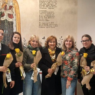 La consegna delle rose gialle da parte di Zonta Saluzzo alle 4 donne in servizio presso la Caserma dei Carabinieri di Saluzzo