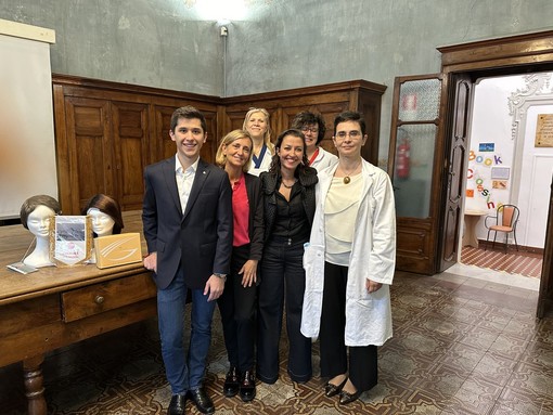 La consegna delle tre parrucche da parte del presidente Rotarca Monviso Luca Madala alla struttura a favore della Oncologia di Saluzzo-Savigliano