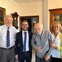 Il centenario Carlo Bruno Brunelli con il sindaco di Alba Alberto Gatto, la figlia e il genero