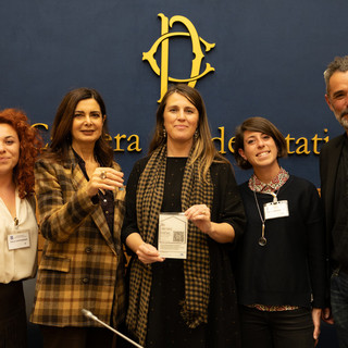 Da sinistra Giulia Giordano, presidente della cooperativa Fiordaliso, Laura Boldrini e Chiara Gribaudo, con i due protagonisti del lungo cammino Eva Garelli e Pietro Vertamy