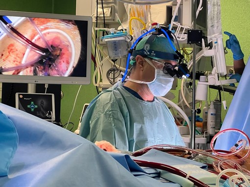 Alla Cardiochirurgia del S. Croce e Carle di Cuneo un caschetto con telecamera per gli interventi mini invasivi