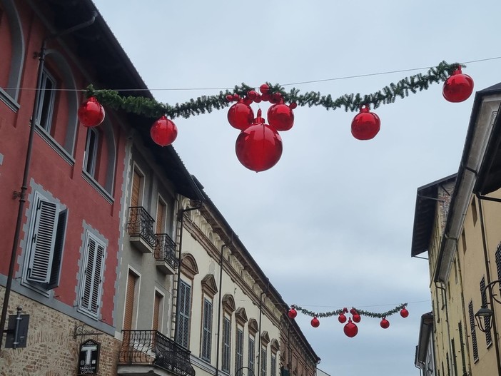 Le strade di Cherasco addobbate per il Natale