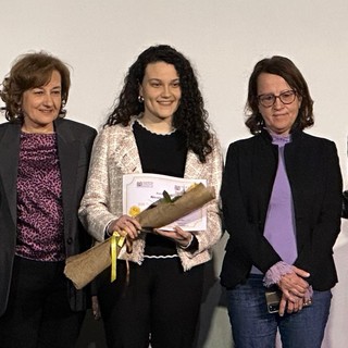 La consegna del premio &quot;Rivela una gemma&quot; a Nicole Robasto . Da sinistra Emanuela Gallo, Tiziana Somà, Nicole Robasto, Alessandra Cussa, Alessandra Piano