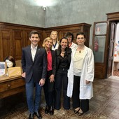 La consegna delle tre parrucche da parte del presidente Rotarca Monviso Luca Madala alla struttura a favore della Oncologia di Saluzzo-Savigliano