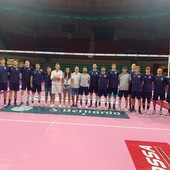 La formazione 2024/2025 di Cuneo Volley insieme con la medaglia d'oro alle Olimpiadi di Parigi, l'ex cuneese Ilaria Spirito