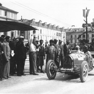 Un’auto in partenza da piazza Galimberti a Cuneo in occasione di una delle primissime edizioni della Cuneo – Colle della Maddalena