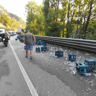 Bagnasco, camion pieno di bottiglie d’acqua perde il carico sulla Statale 28