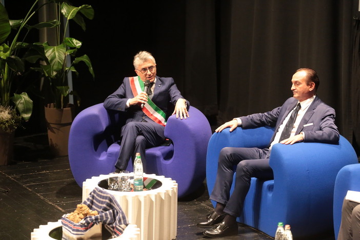 Il sindaco Bo e il presidente Cirio sul palco del Teatro Sociale per l'inaugurazione della Fiera del Tartufo: &quot;L'ultima in cui parleremo di Asti-Cuneo&quot;, ha promesso il governatore