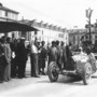 Un’auto in partenza da piazza Galimberti a Cuneo in occasione di una delle primissime edizioni della Cuneo – Colle della Maddalena