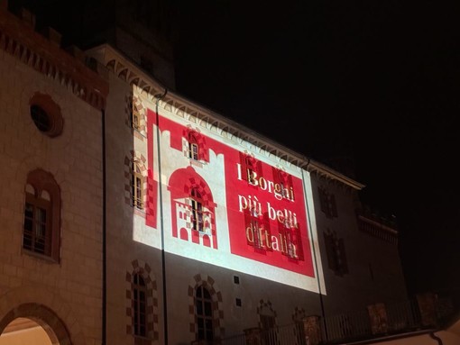 Il castello di Barolo illuminato dal logo &quot;Borghi più belli d'Italia&quot;