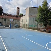 Peveragno, dopo una lunga chiusura riapre il campetto da basket di via San Giorgio