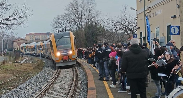 L'arrivo del primo treno sabato scorso a Costigliole Saluzzo