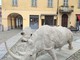 La scultura “Essere o avere”, raffigurazione di un pachiderma a grandezza naturale dell’artista Franco Alessandria